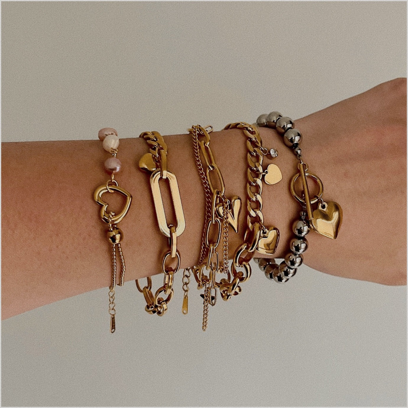 Bracciale Minimalista a Cuore in Acciaio Inossidabile con Dettagli Perla e Chiusura a Gancio per Donna