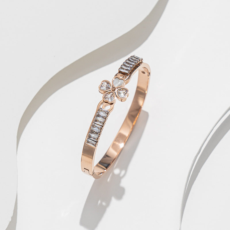 Bracciale Minimalista in Acciaio Inossidabile da Donna con Placcatura in Acciaio al Titanio e Intarsio di Strass a Forma Geometrica Ovale