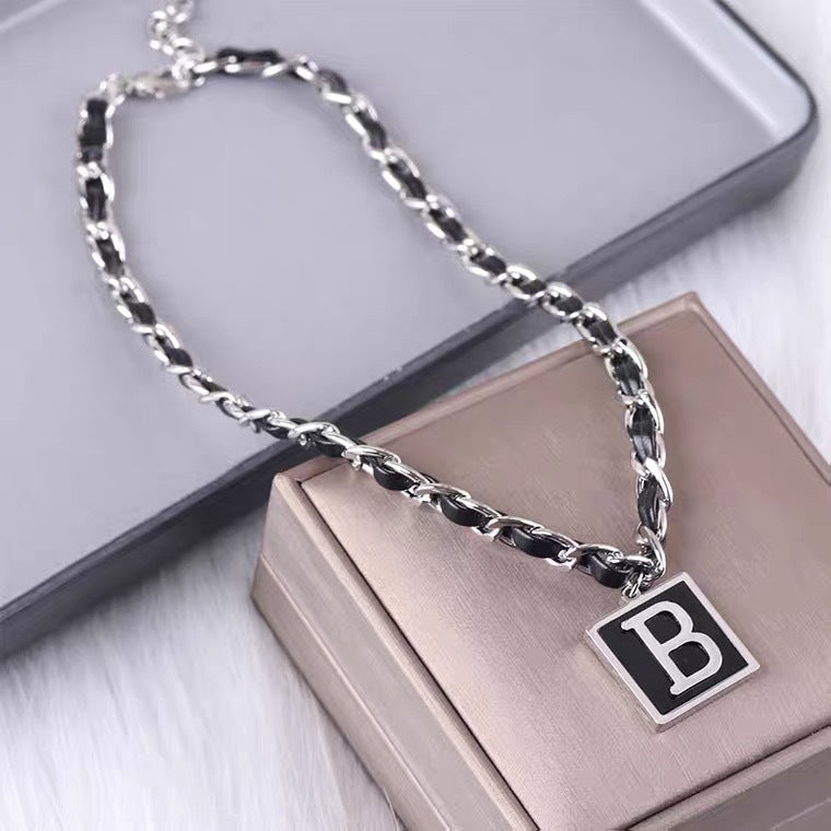 Collar con colgante de letra B geométrica de moda en acero de titanio con acabado chapado estilo gargantilla corta