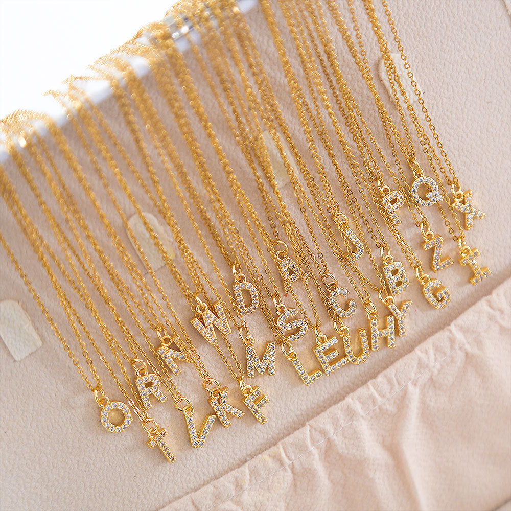 Collar con colgante de cadena de serpiente de oro chapado en acero titanio con forma de letra minimalista para mujer con incrustaciones de circonita cúbica