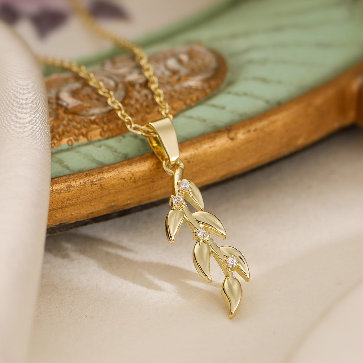 Elegant Minimalist Gold-Plated Copper Leaf Pendant Necklace for Women with Rhinestone Inlay