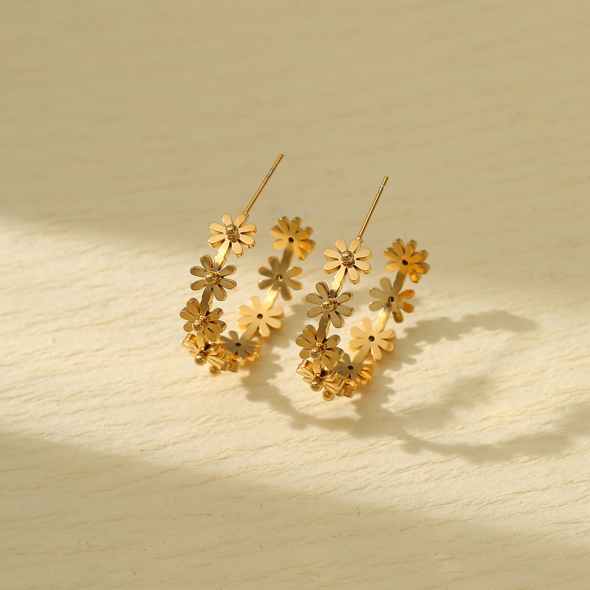 Pendientes de titanio con forma de C, diseño floral dulce, para mujer, con baño de acero inoxidable.