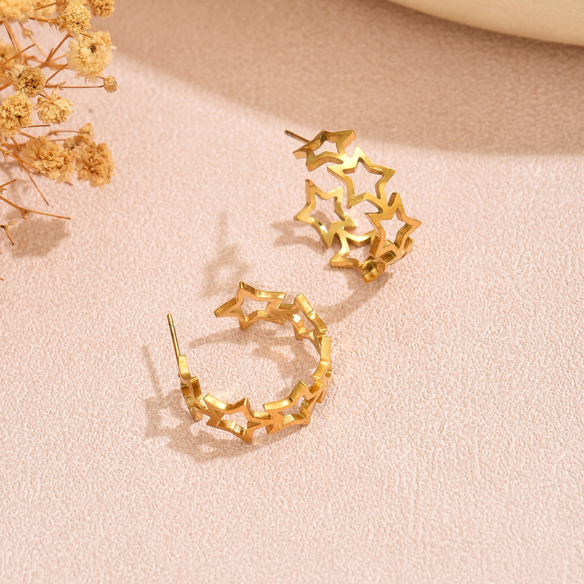 Eleganti Orecchini a Lobo con Quadrifoglio Intagliato e Motivo Floreale a Stella in Acciaio Inossidabile con Finitura PVD in Oro 18K da Donna