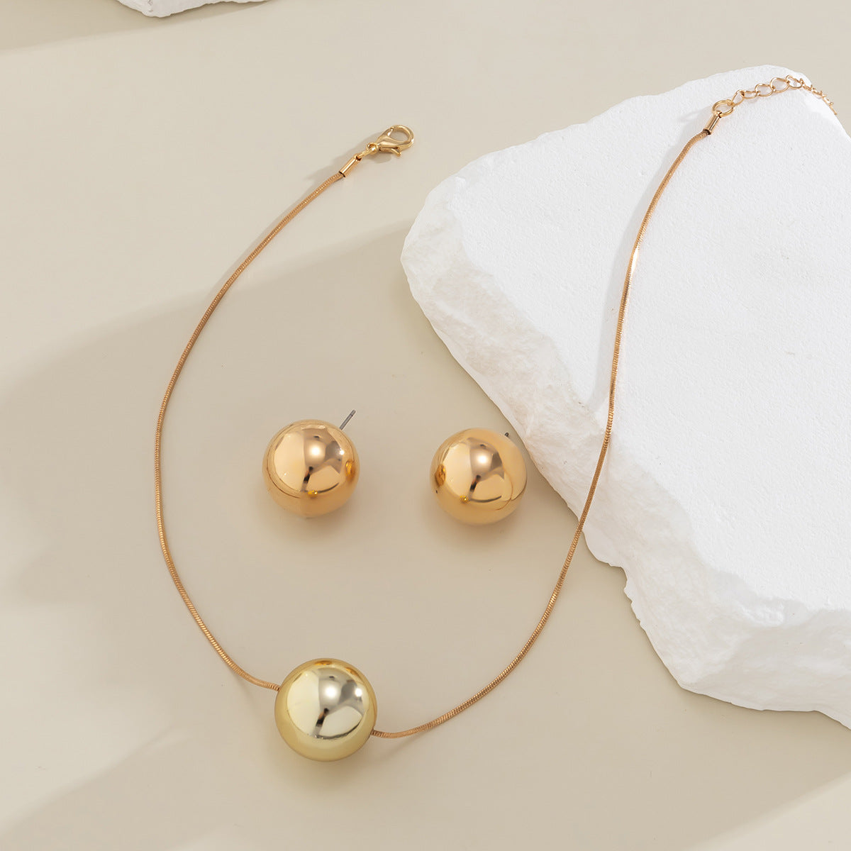 Collana con ciondolo a sfera rotonda geometrica punk con catena a serpente in metallo placcato per donna