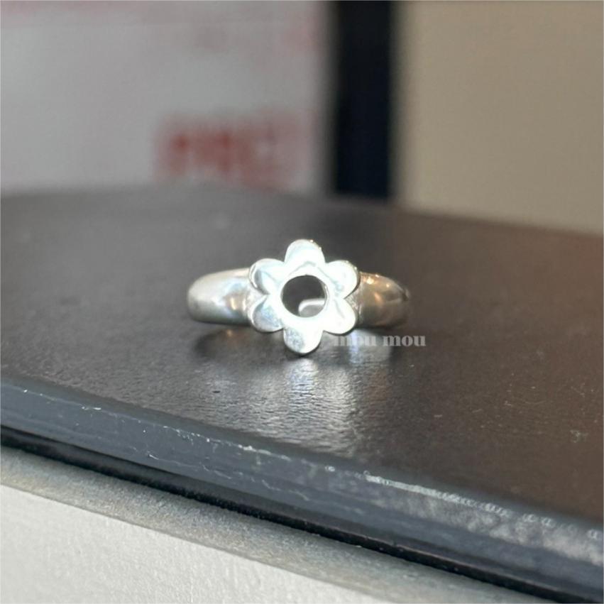 Anillo Minimalista de Plata de Ley 925 con Diseño Floral en Forma de Corazón y Detalles Cuadrados Biselados para Mujer