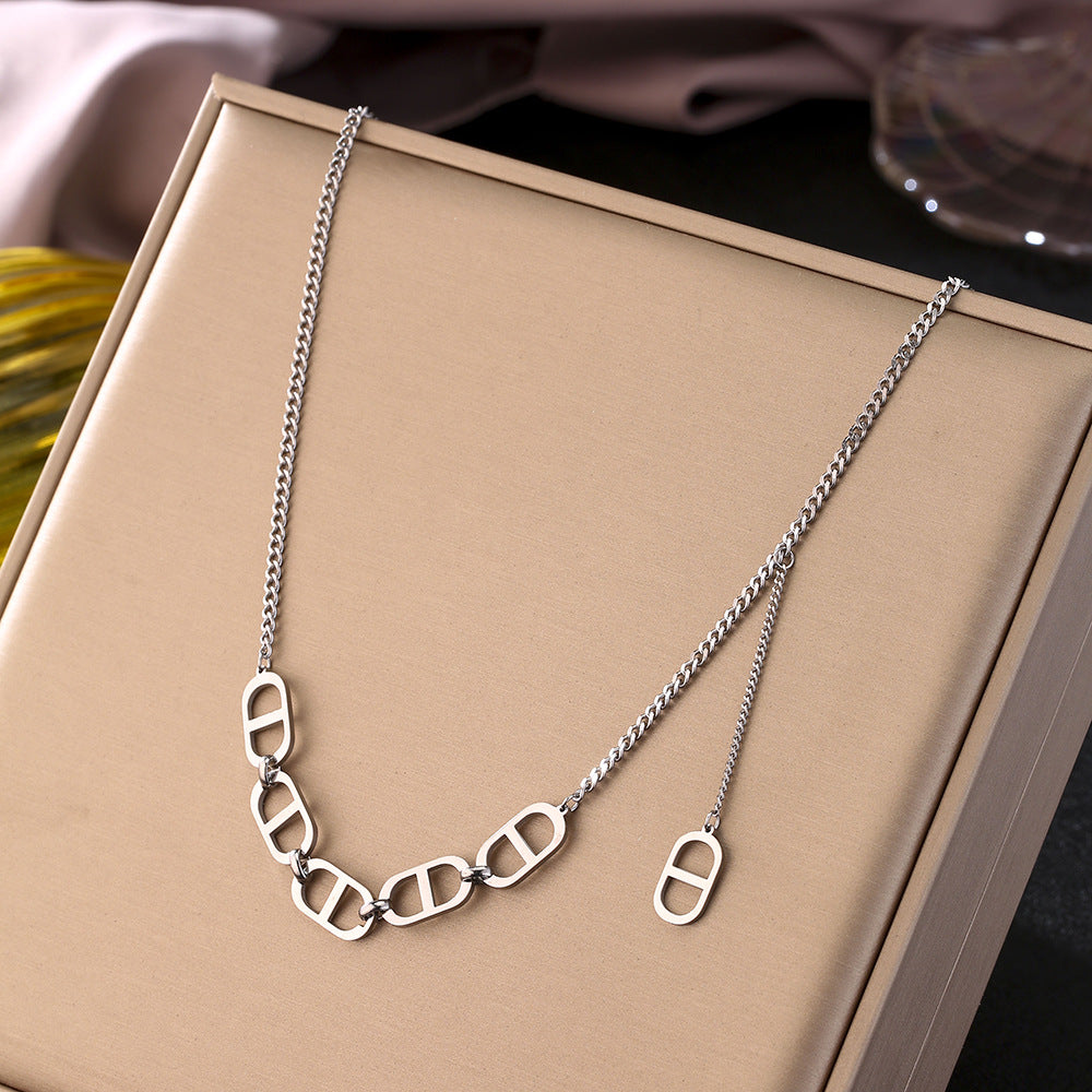 Collana alla Moda Minimalista con Ciondolo a Lettera in Acciaio al Titanio per Donna con Finitura Placcata e Design a Catena O