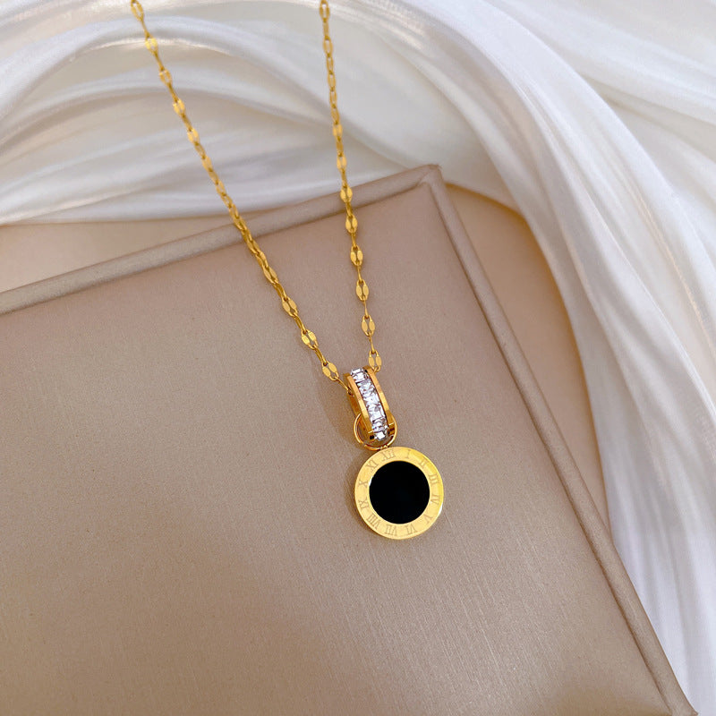 Collana Girocollo Minimalista in Acciaio al Titanio con Pendente Rotondo Geometrico e Zirconi Cubici