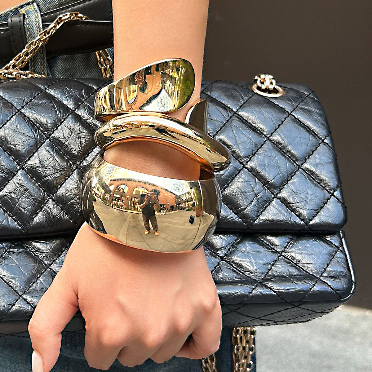 Pulsera de espiral irregular estilo punk para mujer, fabricada en aleación con acabado chapado