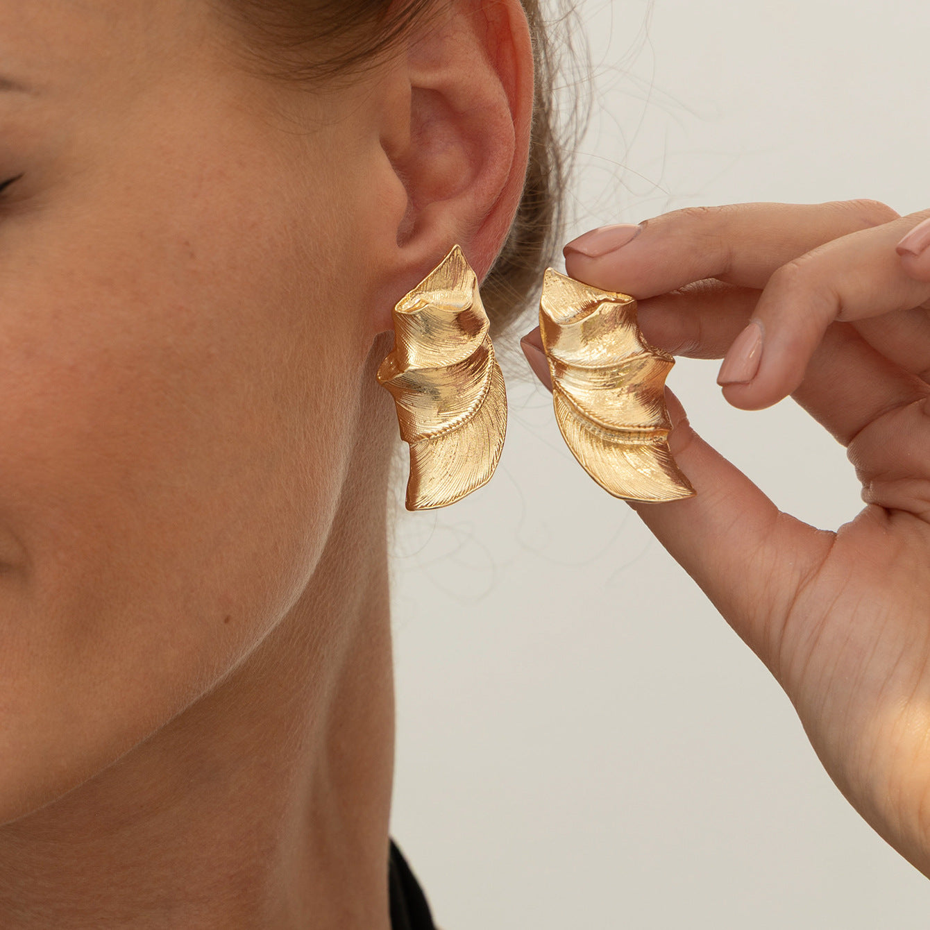 Orecchini a perno geometrici minimalisti da donna con design a trama piegata in lega con finitura galvanizzata