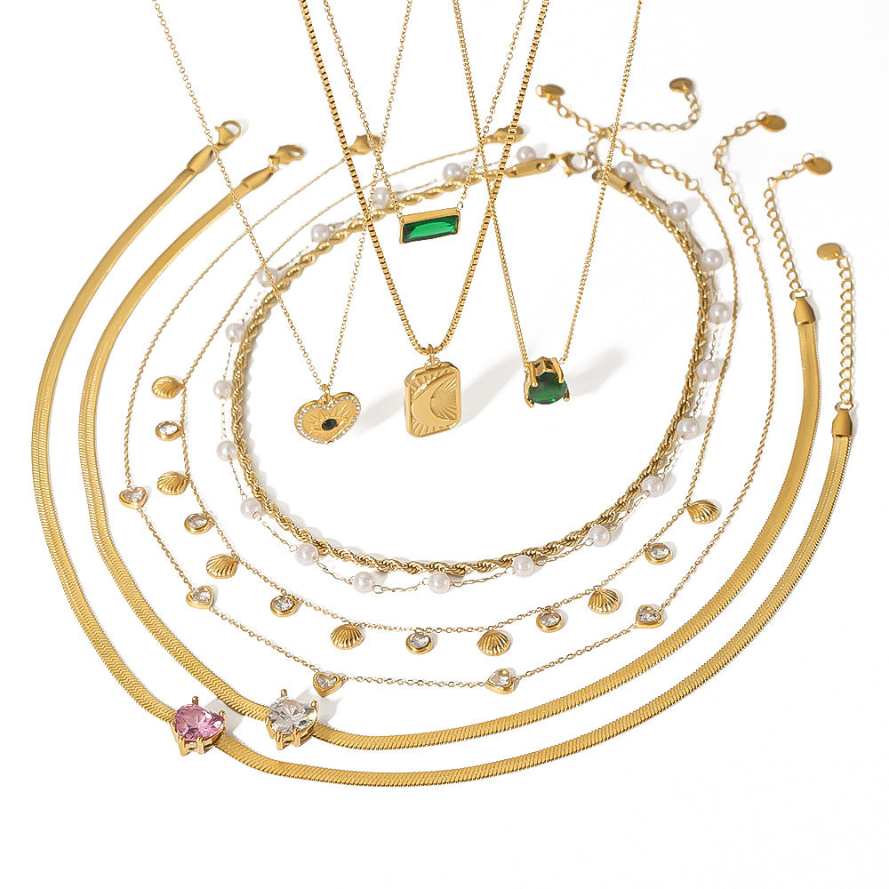 Collana con pendente minimalista Luna e Sole con accenti di perle e conchiglie, intarsio di zirconi su acciaio inossidabile, catena a serpente da donna