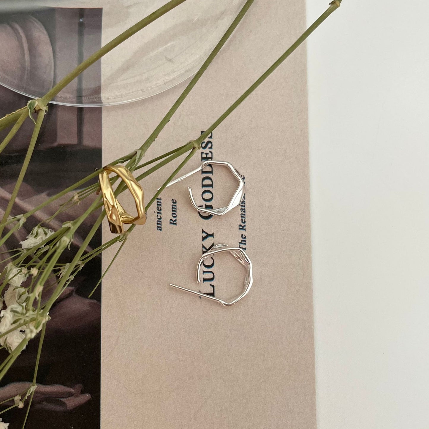 Orecchini a perno minimalisti a forma di goccia d'acqua in argento sterling 925 con intarsio in perle e texture a quadri
