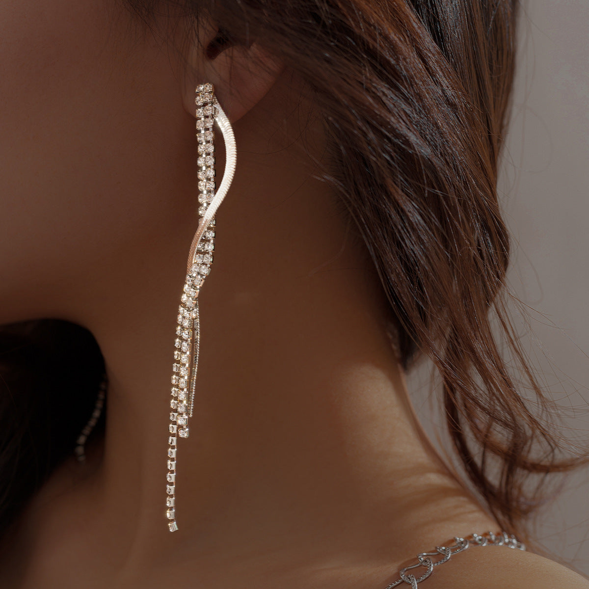 Pendientes Geométricos Minimalistas con Borlas, Incrustaciones de Pedrería y Cadena de Cobre Bañado con Diseño de Serpiente