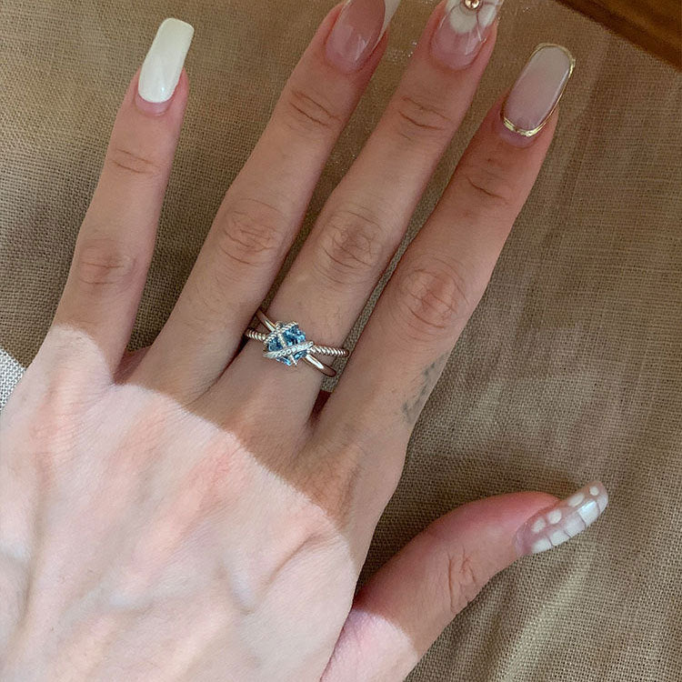 Elegante Anillo Minimalista de Cobre con Incrustaciones de Zirconia Diseño Geométrico Cruzado para Mujer Atuendo de Oficina de Moda