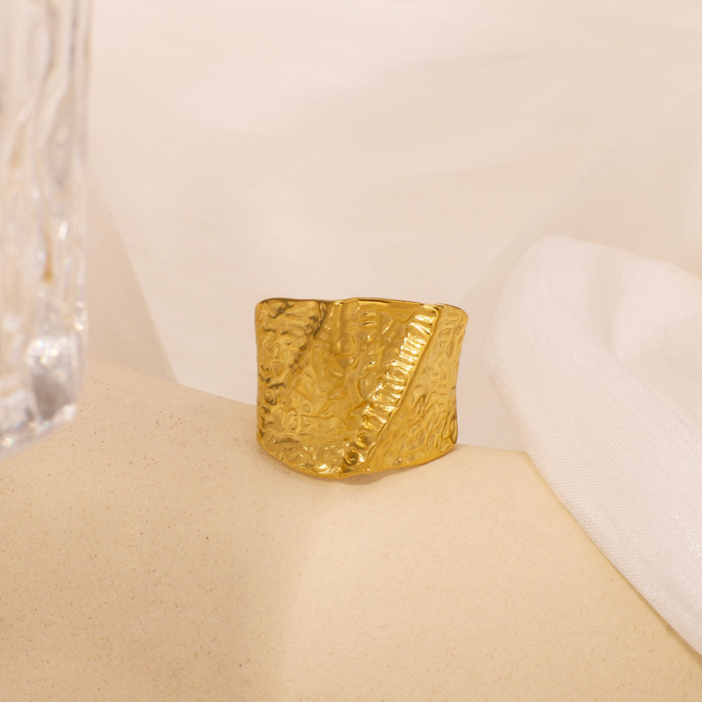 Anello Minimalista Geometrico in Acciaio Inossidabile per Donna e Uomo con Finitura Galvanizzata e Superficie Testurizzata