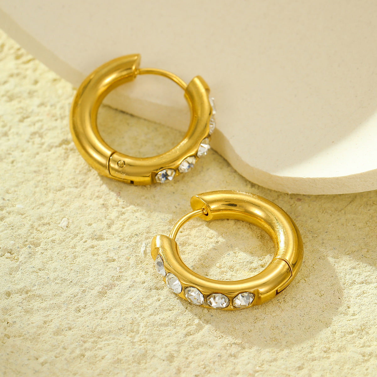 Pendientes de acero inoxidable estilo francés vintage con incrustaciones de circonio chapados en oro de 18 quilates de acero de titanio para mujer