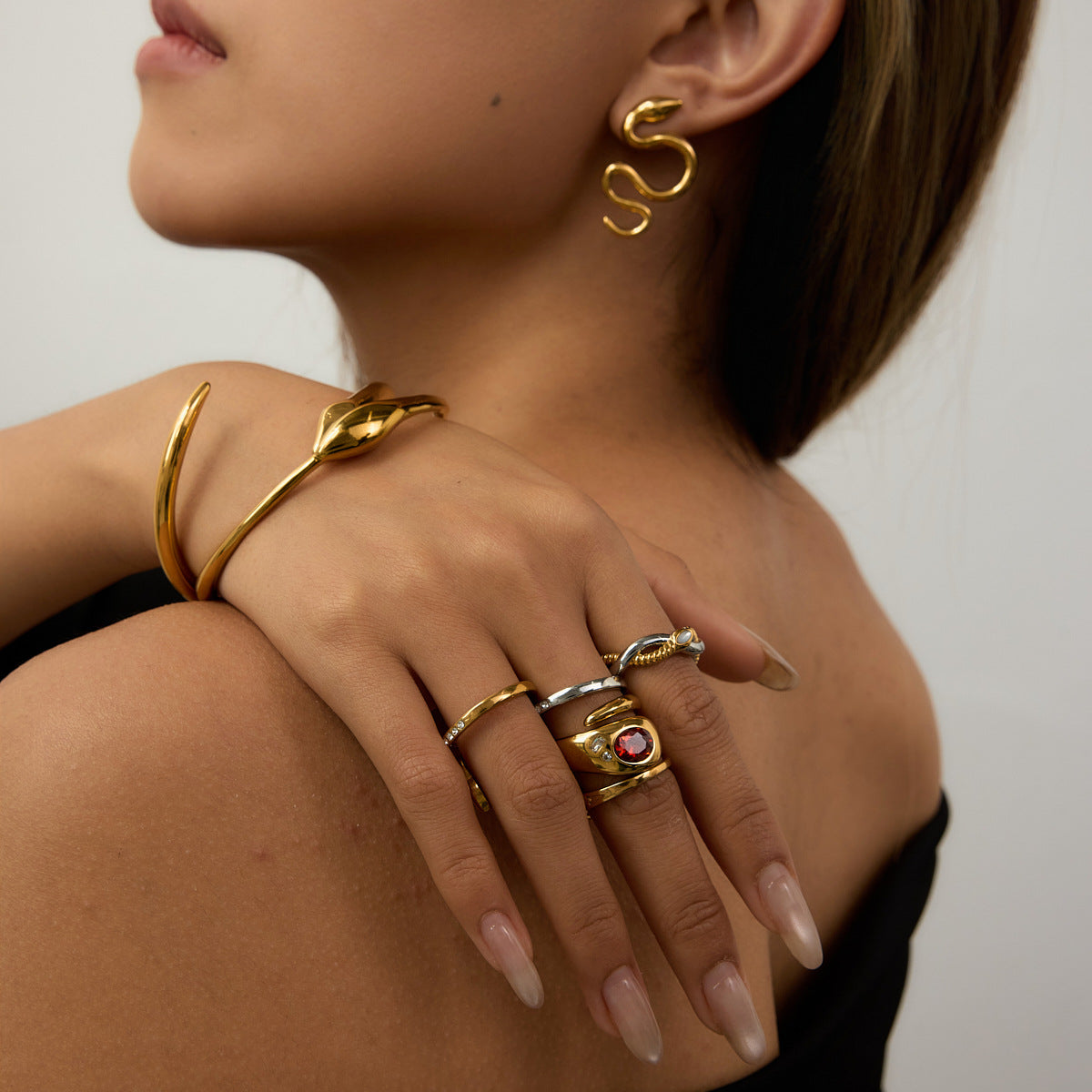 Set di gioielli da donna di lusso con bracciale e orecchini in acciaio inossidabile placcato in acciaio al titanio a forma di serpente