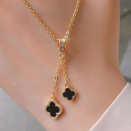 Collana con ciondolo minimalista a quadrifoglio in acciaio al titanio con finitura placcata su catena a O per donna e uomo