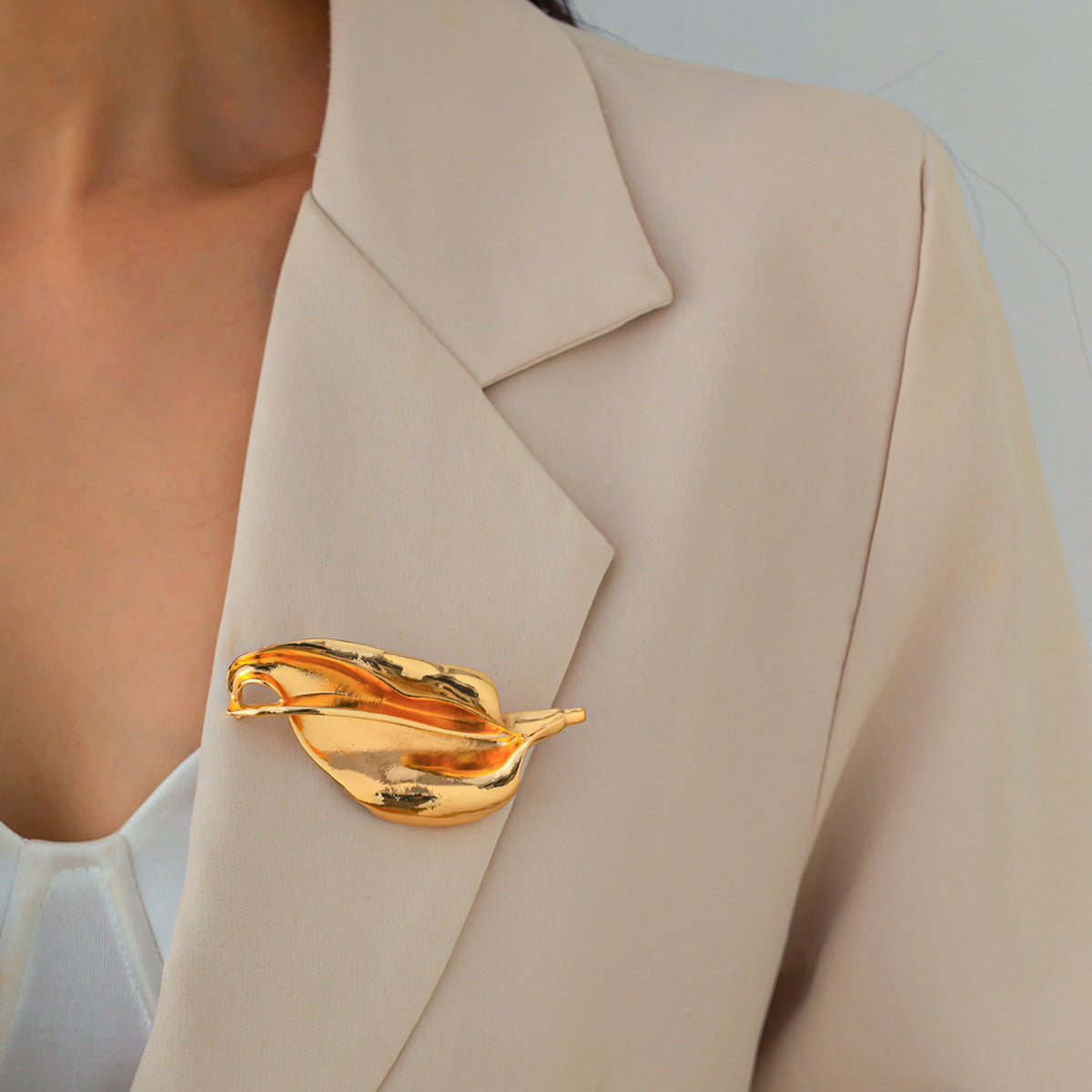 Broche Minimalista de Aleación en Forma de Hoja para Mujer con Acabado Chapado y Diseño Botánico Realista en 3D