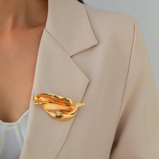 Minimalist Alloy Leaf Brooch for Women with Plated Finish and 3D Realistic Botanical Design