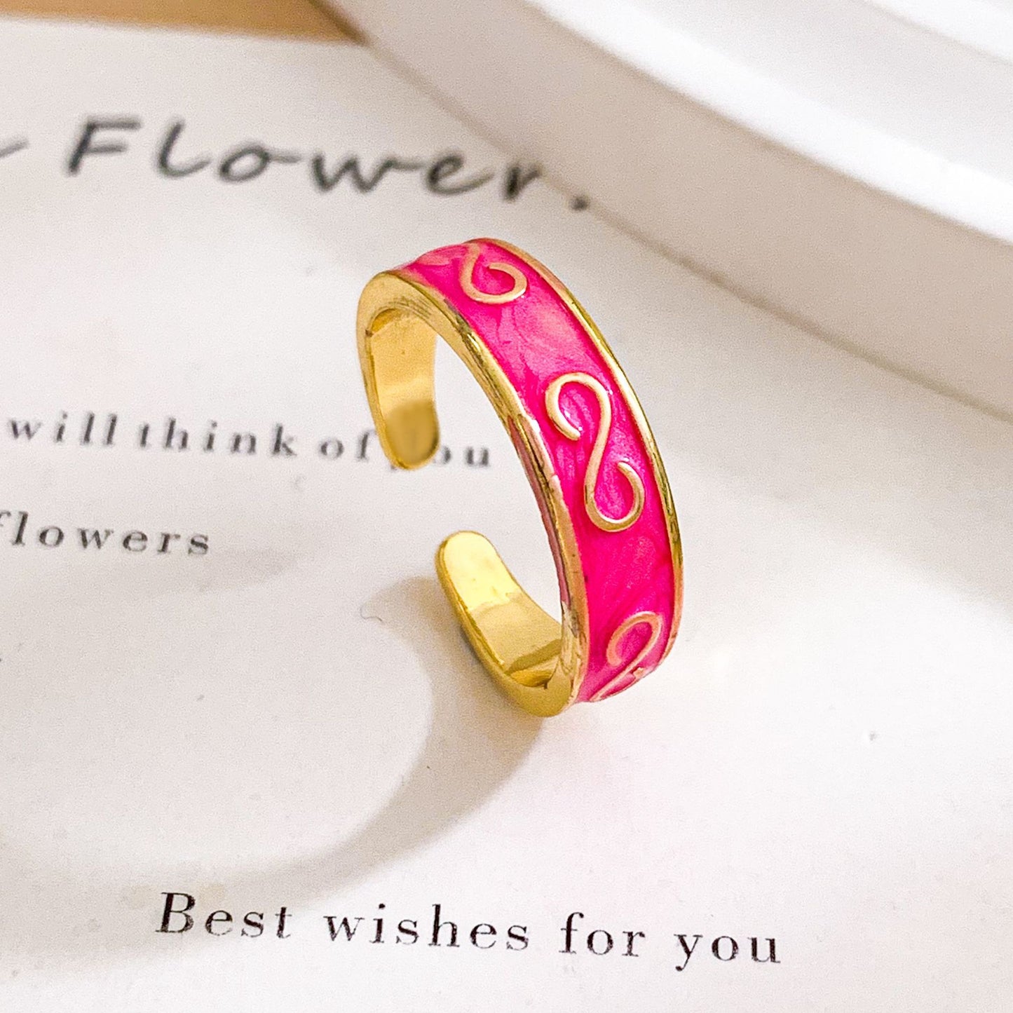 Anello aperto regolabile da donna placcato oro con motivo a cuore minimalista