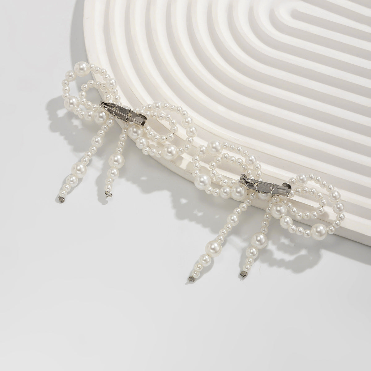 Elegante cavigliera a forma di fiocco da donna in resina con finitura simile a perla