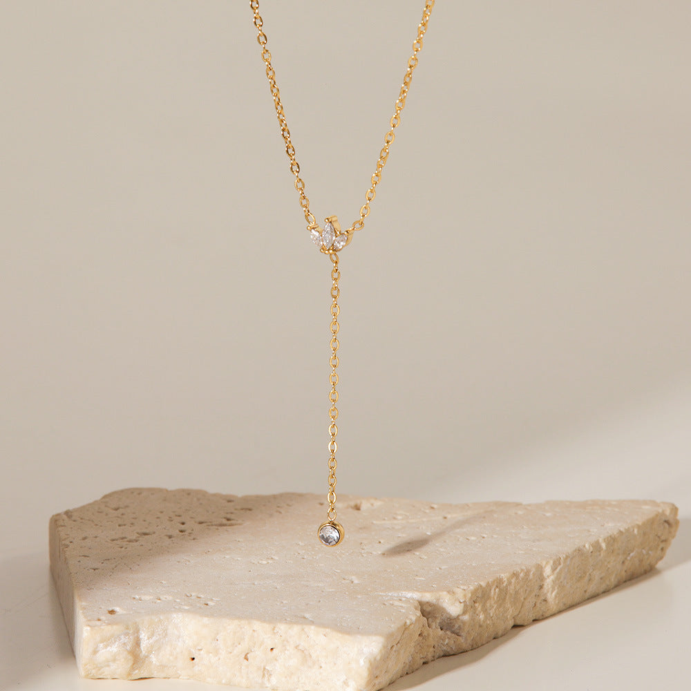 Collana con Pendente da Donna in Zircone Bianco a Corona Geometrica in Acciaio al Titanio Placcato Oro 18K Elegante Stile Francese