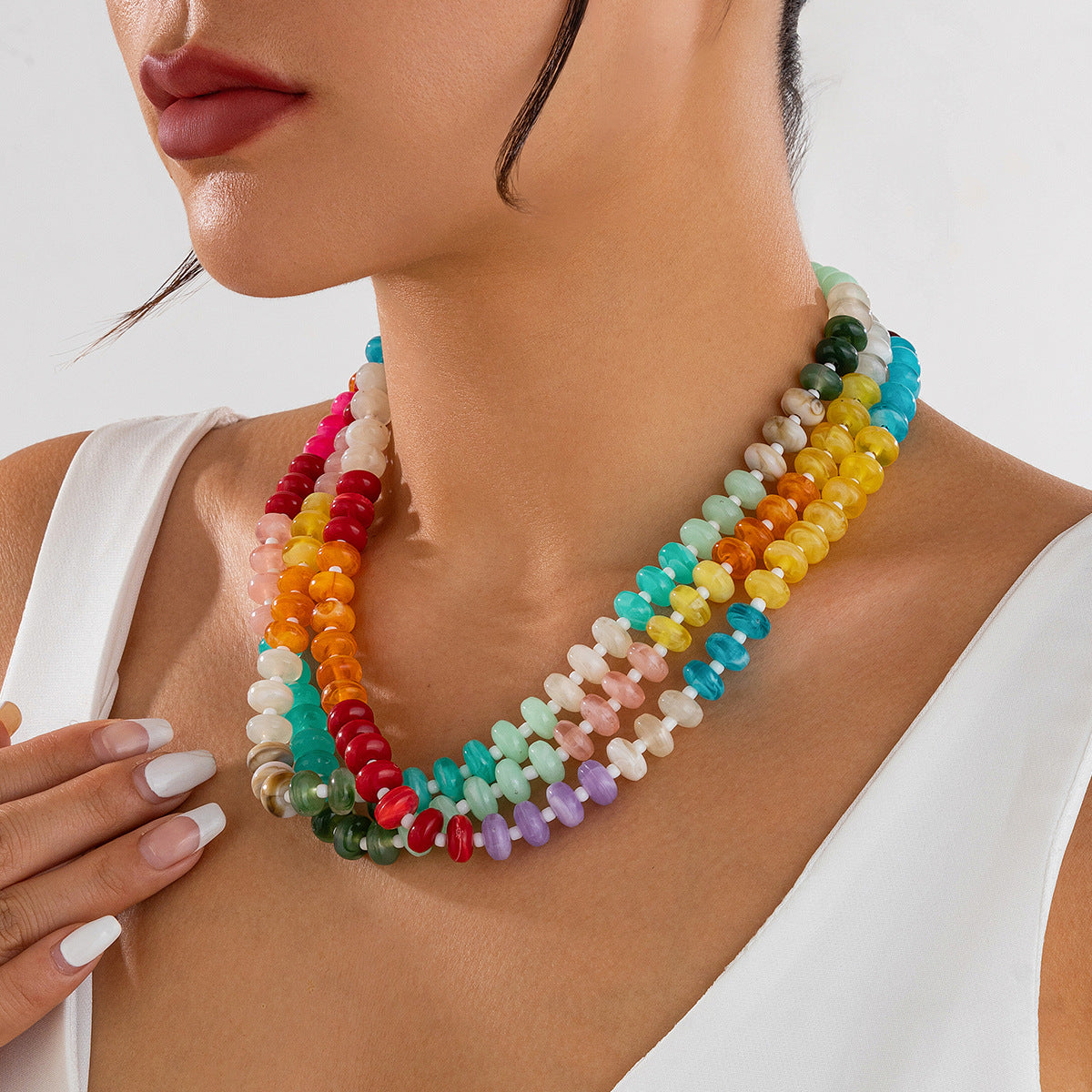 Collana girocollo con perline acriliche geometriche minimaliste e colori arcobaleno da donna