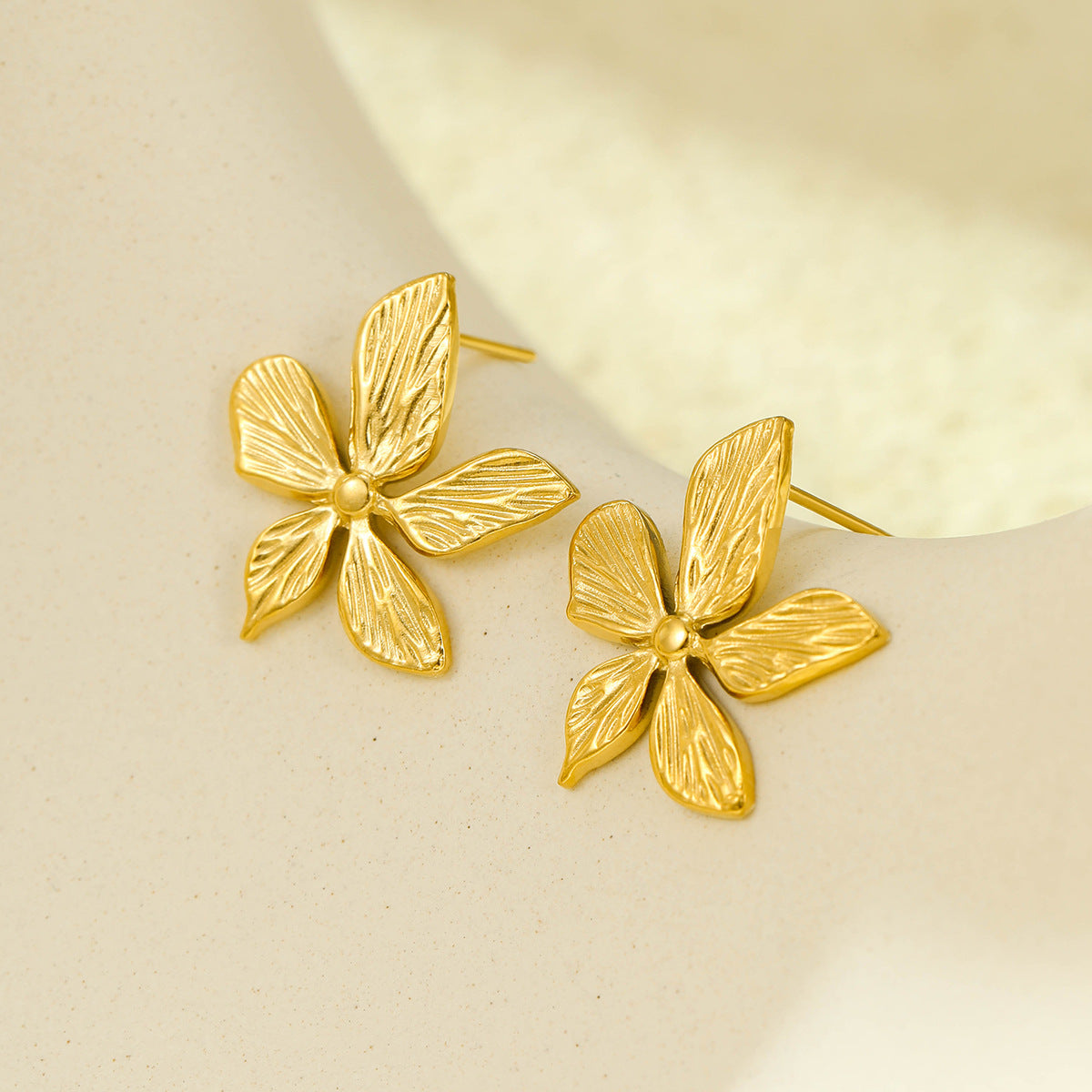 Orecchini da donna minimalisti tridimensionali a forma di fiore in acciaio inossidabile con placcatura in oro 18 carati, anallergici e resistenti allo sbiadimento
