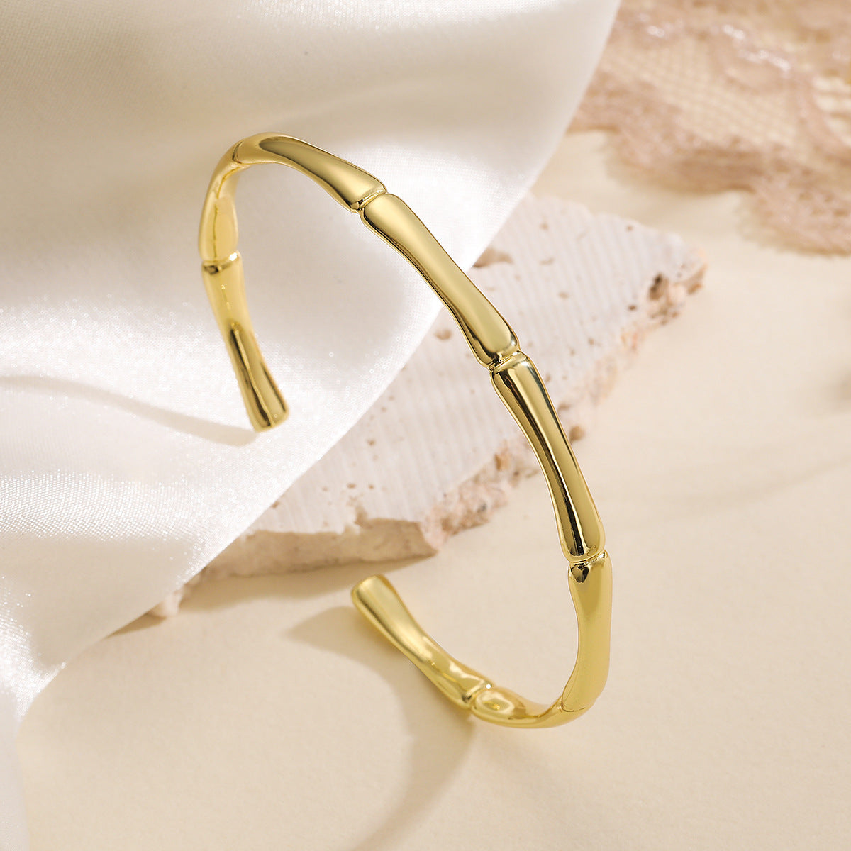 Bracciale a Polsino Minimalista in Rame Placcato Oro 18K con Nodi di Bambù da Donna