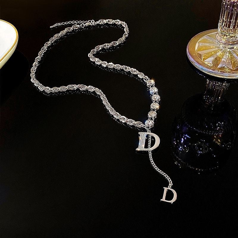 Collana con pendente a forma di D minimalista da donna in acciaio al titanio, forma geometrica, catena a serpente con intarsio di strass per stratificazione su maglioni autunnali e invernali