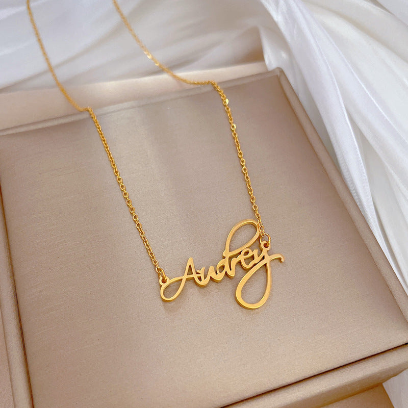 Collana Minimalista Unisex con Pendente Geometrico a Lettera in Acciaio al Titanio