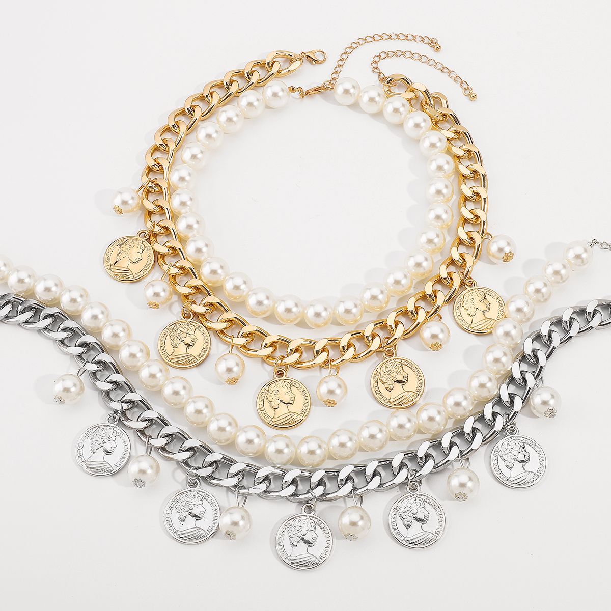 Collana da donna con ciondolo a doppio strato in perle stile vintage, medaglione con regina in rilievo e nappina