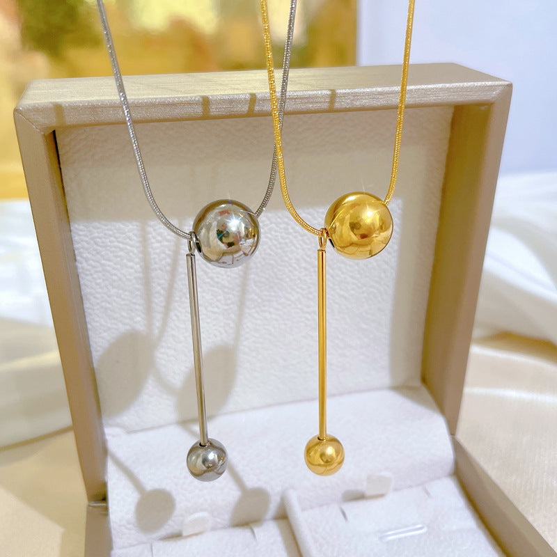 Collana pendente geometrica minimalista in acciaio al titanio da donna con catena a medaglione placcata oro per lo styling della clavicola