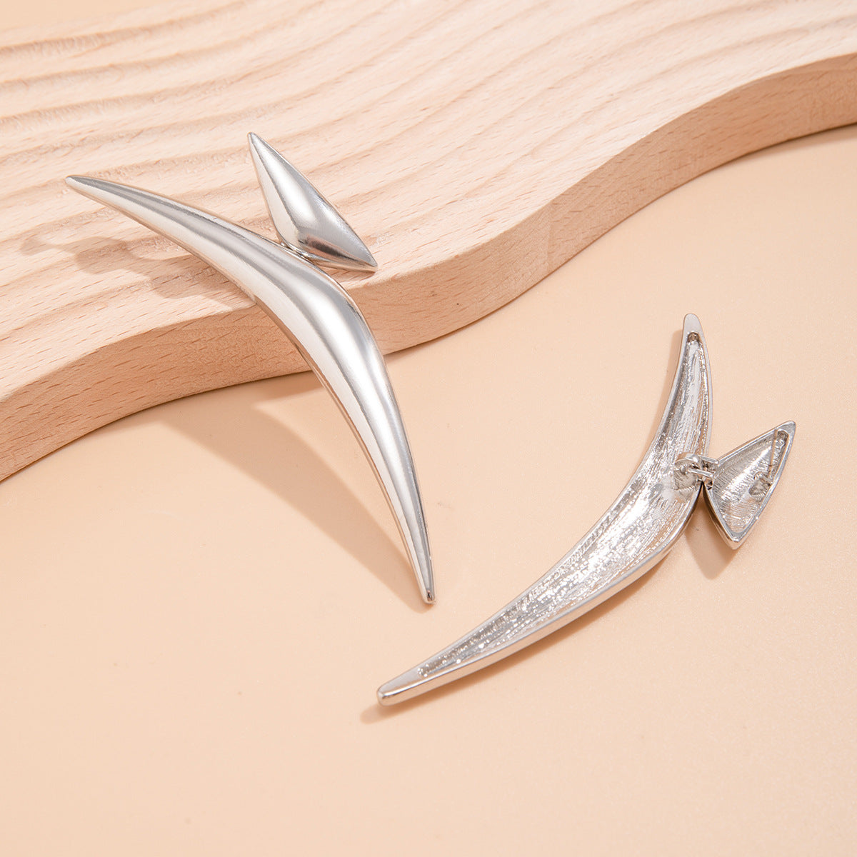 Aretes geométricos triangulares exagerados de tubo doblado para mujer, aretes de tuerca minimalistas de aleación electrochapada.