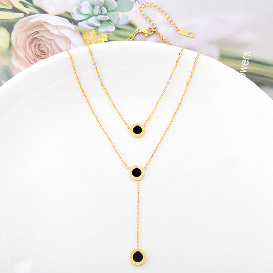 Collana con ciondolo a doppio strato minimalista con numeri romani in acciaio al titanio placcato oro da donna