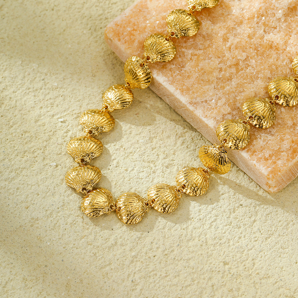 Collar de Clavícula de Acero Inoxidable con Forma de Concha a la Moda para Mujer con Acabado Chapado