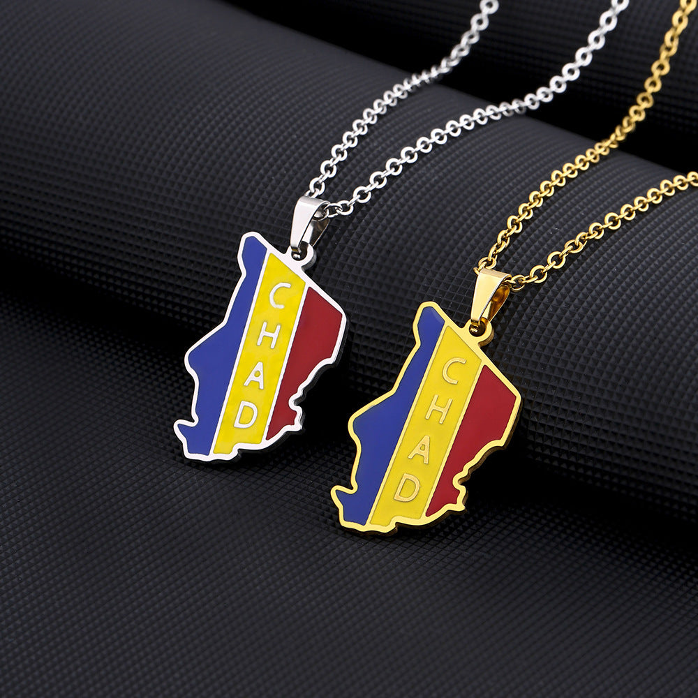 Collar con colgante de mapa y bandera geométrica de la República de Chad en acero inoxidable con dije de titanio y acabado galvanizado unisex