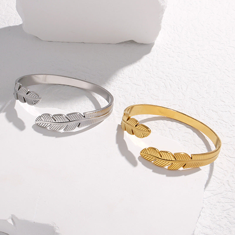 Bracciale a fascia in acciaio al titanio a forma di piuma, minimalista, da donna, con finitura placcata e design aperto regolabile