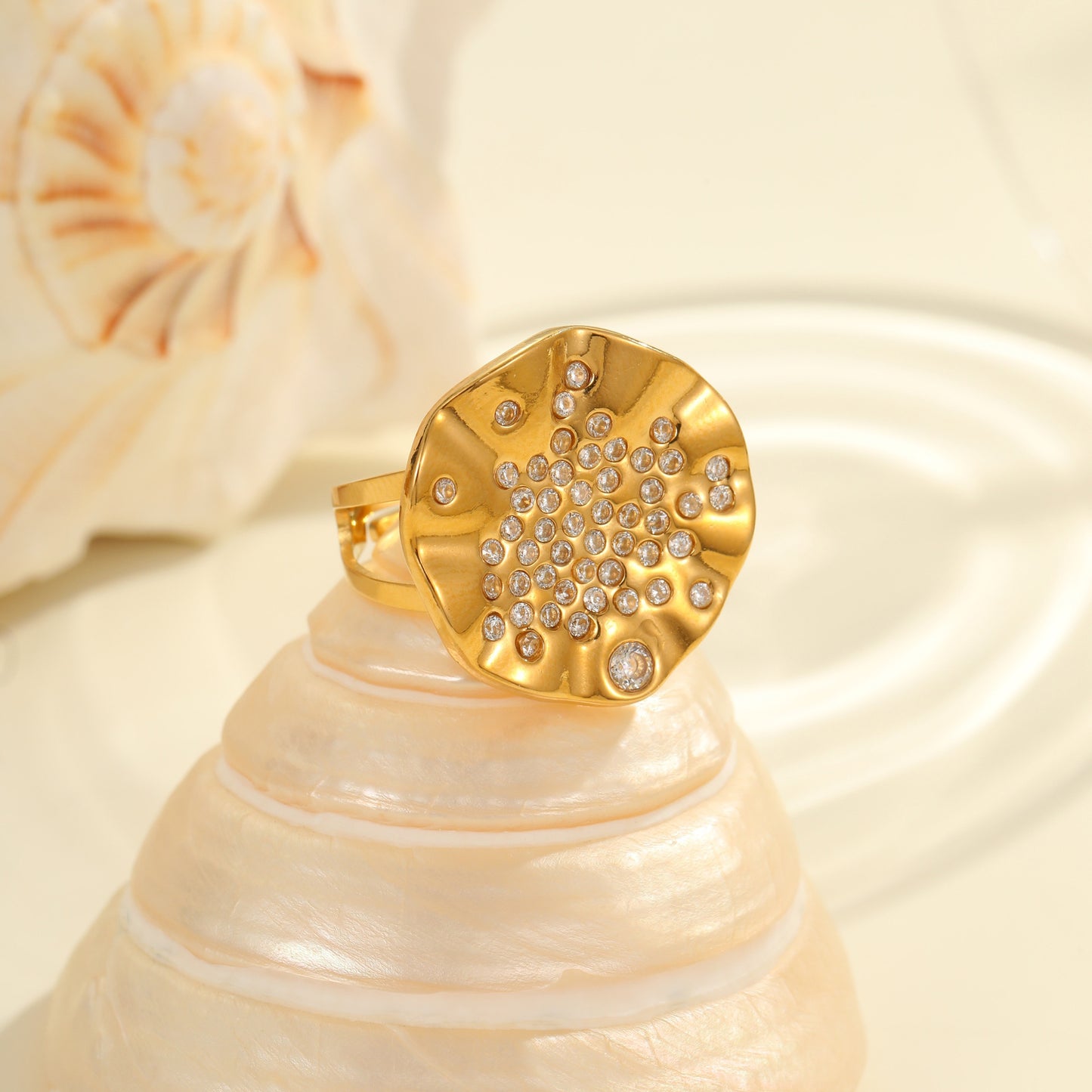 Anillo de titanio geométrico minimalista con incrustaciones de diamantes de imitación y acabado chapado, banda abierta ajustable para mujer