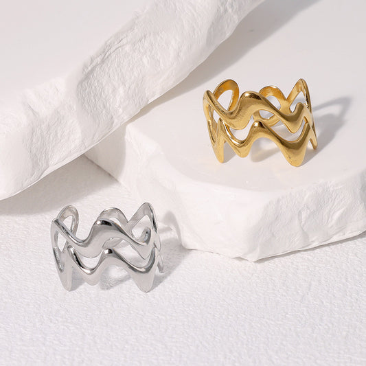 Anillo de acero inoxidable con textura de onda geométrica minimalista para mujer con acabado chapado