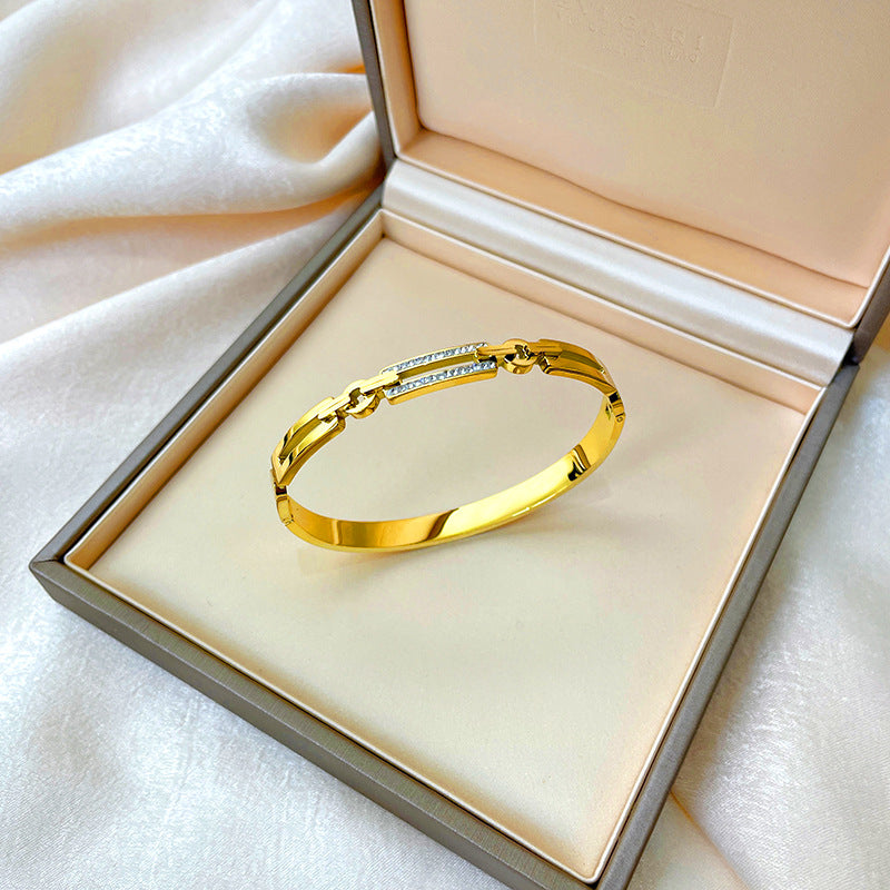 Bracciale minimalista in titanio e acciaio placcato oro rosa con intarsio in strass e design dalla forma irregolare
