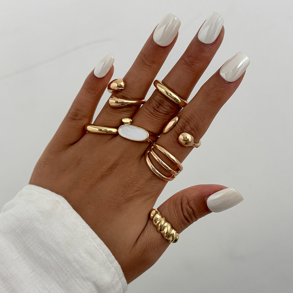 Anello minimalistico da donna in lega di zinco dalla forma geometrica irregolare, con finitura placcata e fascia aperta regolabile