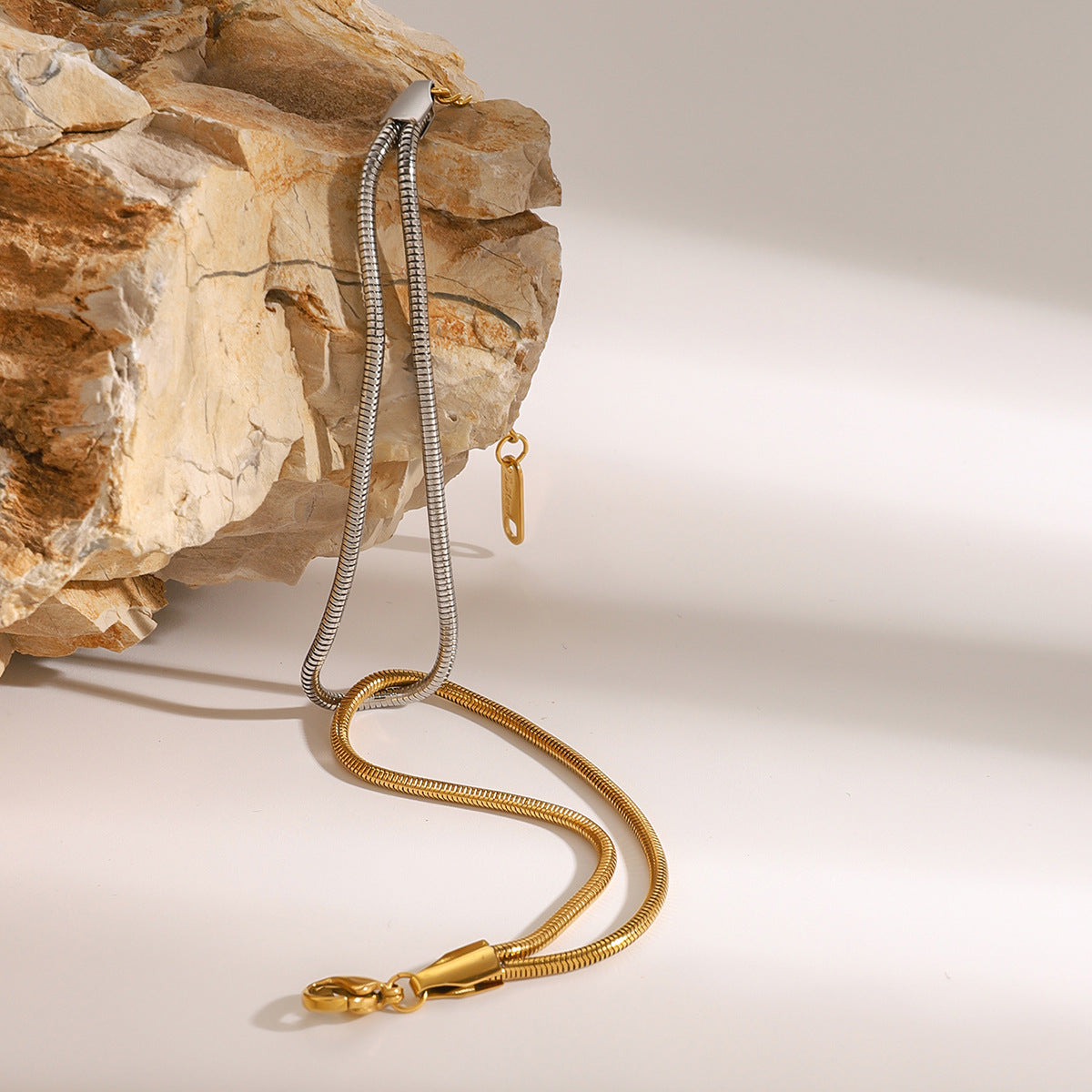 Pulsera geométrica de acero inoxidable chapado para mujer con estilo moderno minimalista y diseño de líneas limpias