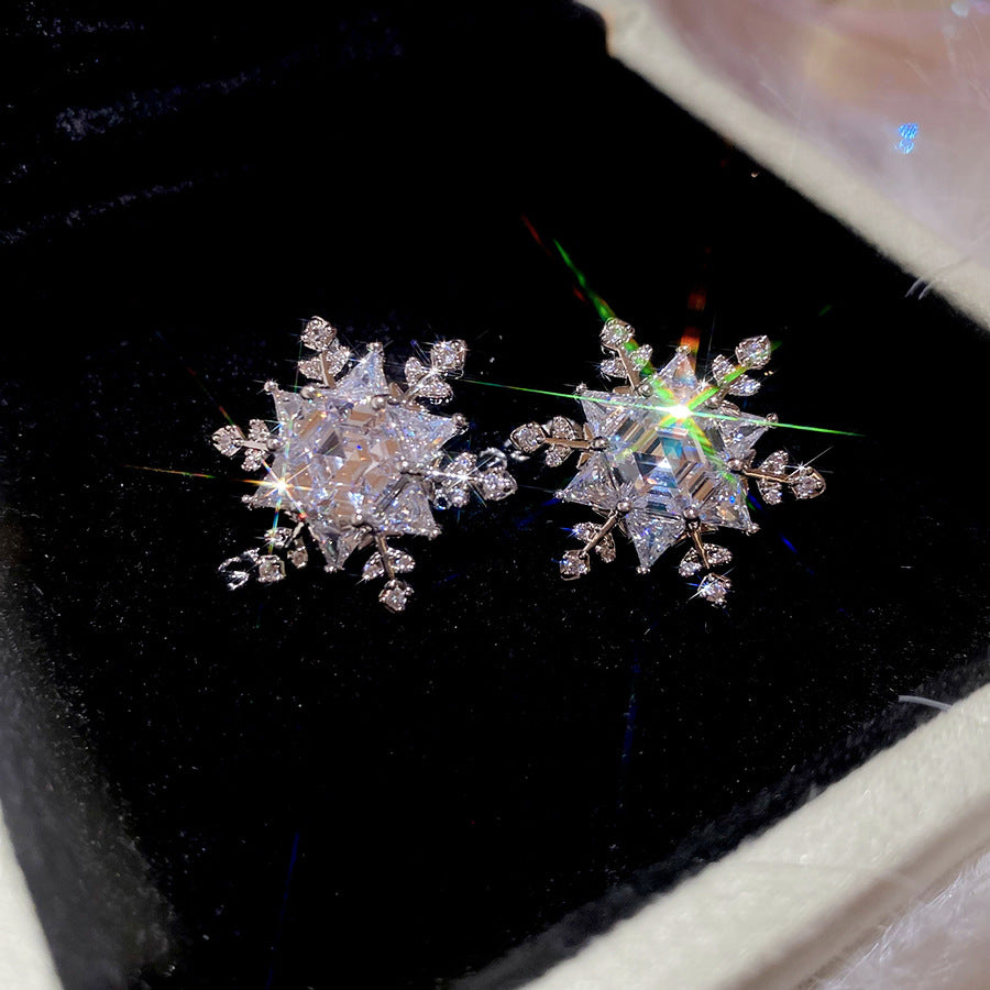 Elegantes pendientes geométricos en forma de copo de nieve con incrustaciones de circonia cúbica sobre postes de plata de ley 925 para mujer