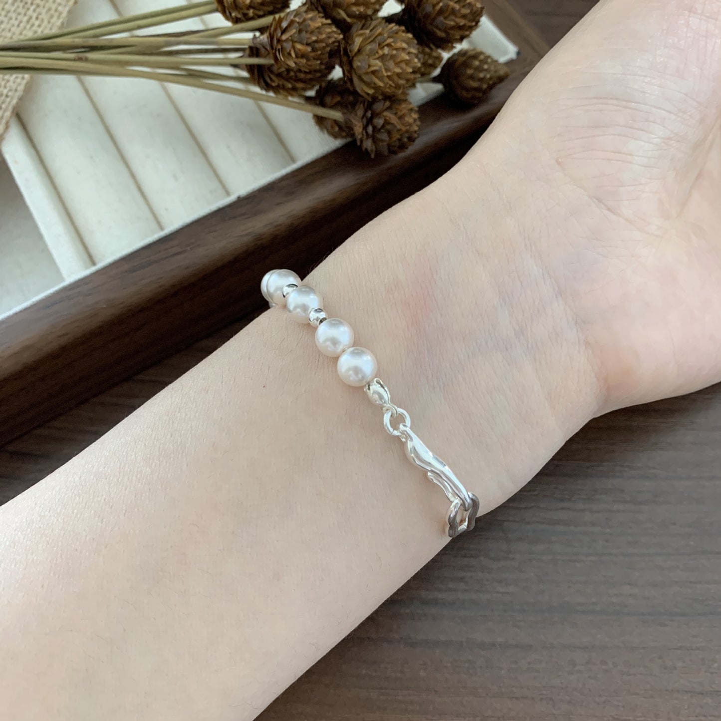 Minimalist Geometric Asymmetrical Pearl Bracelet in 925 Sterling Silver with Beveled Square Links