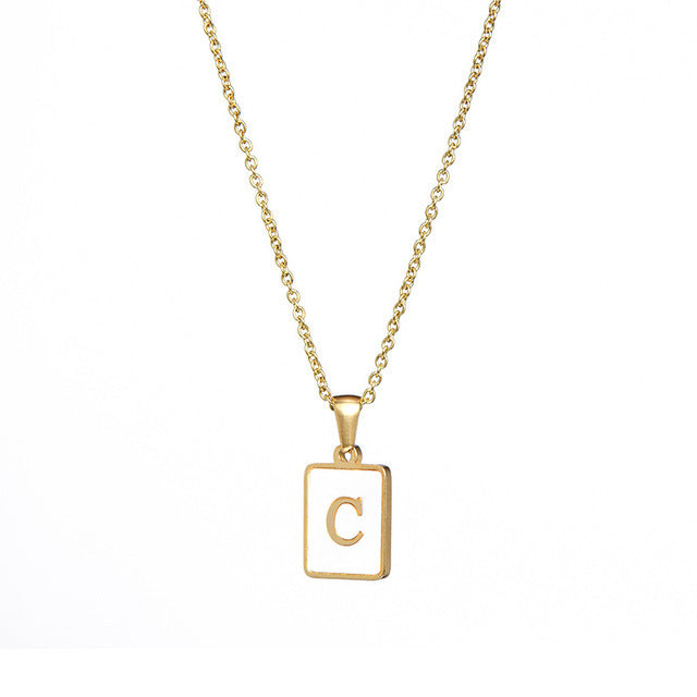 Collana da donna trendy con ciondolo a lettera in acciaio inossidabile placcato oro 18 carati e intarsio in conchiglia bianca