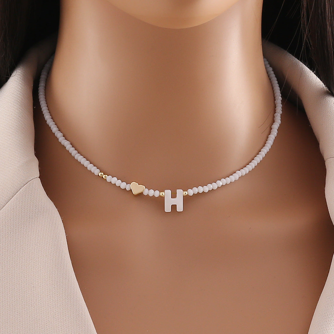 Collana con ciondolo a lettera dal design originale con ciondolo a conchiglia e perline di cristallo da donna