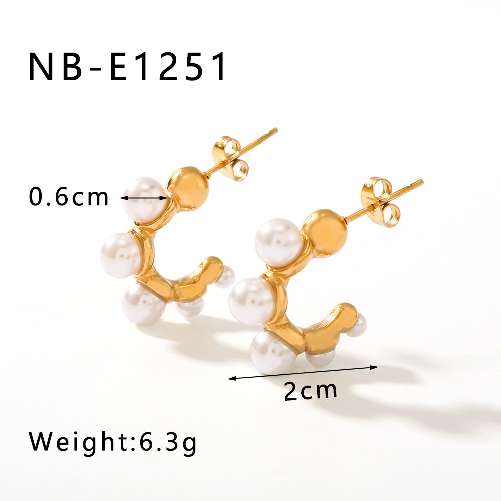 Orecchini a perno minimalisti a forma di C in acciaio inossidabile con intarsio di perle e placcatura sottovuoto in oro 18K da donna