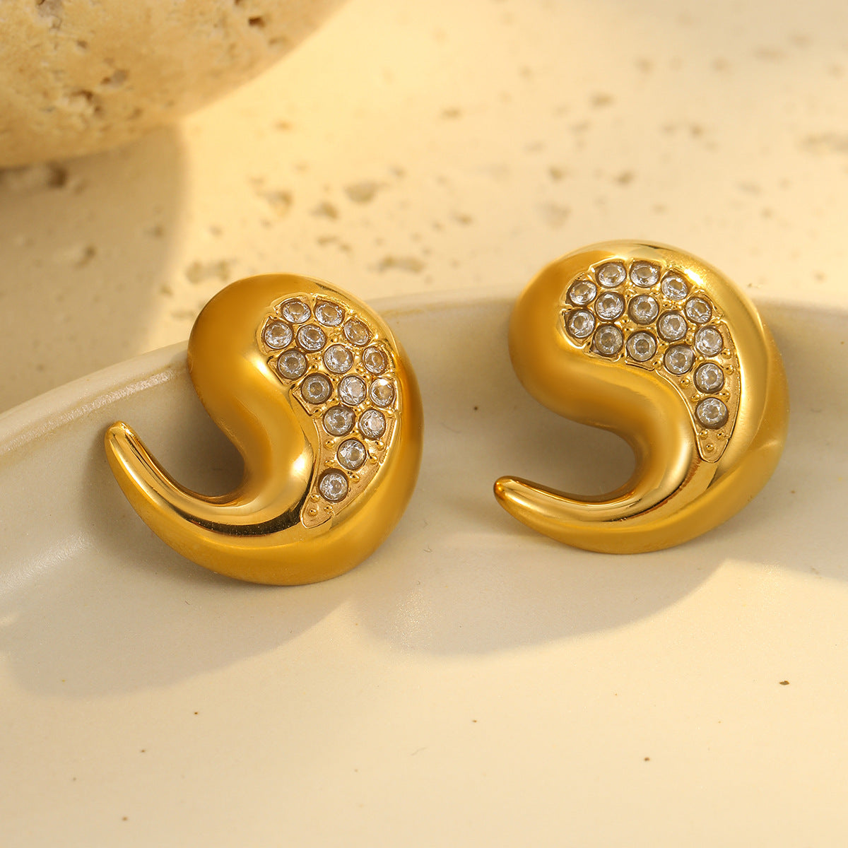 Collar de acero inoxidable con forma de lágrima, incrustaciones de circonitas y baño de oro de 18 quilates para mujer
