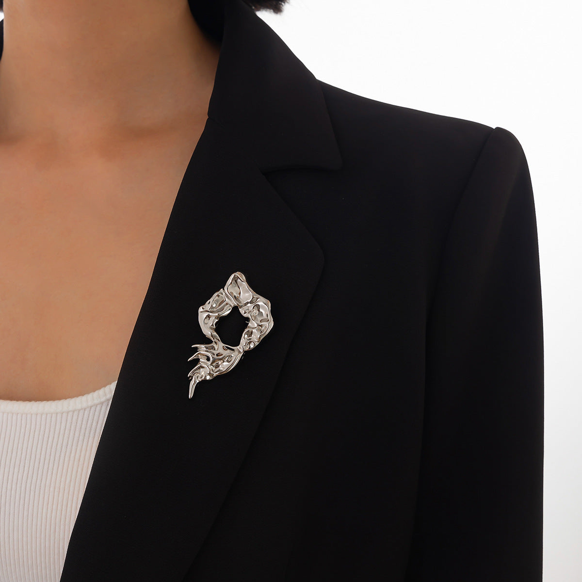 Spilla minimalistica geometrica in lega con design a pieghe metalliche testurizzate effetto lava liquida da donna